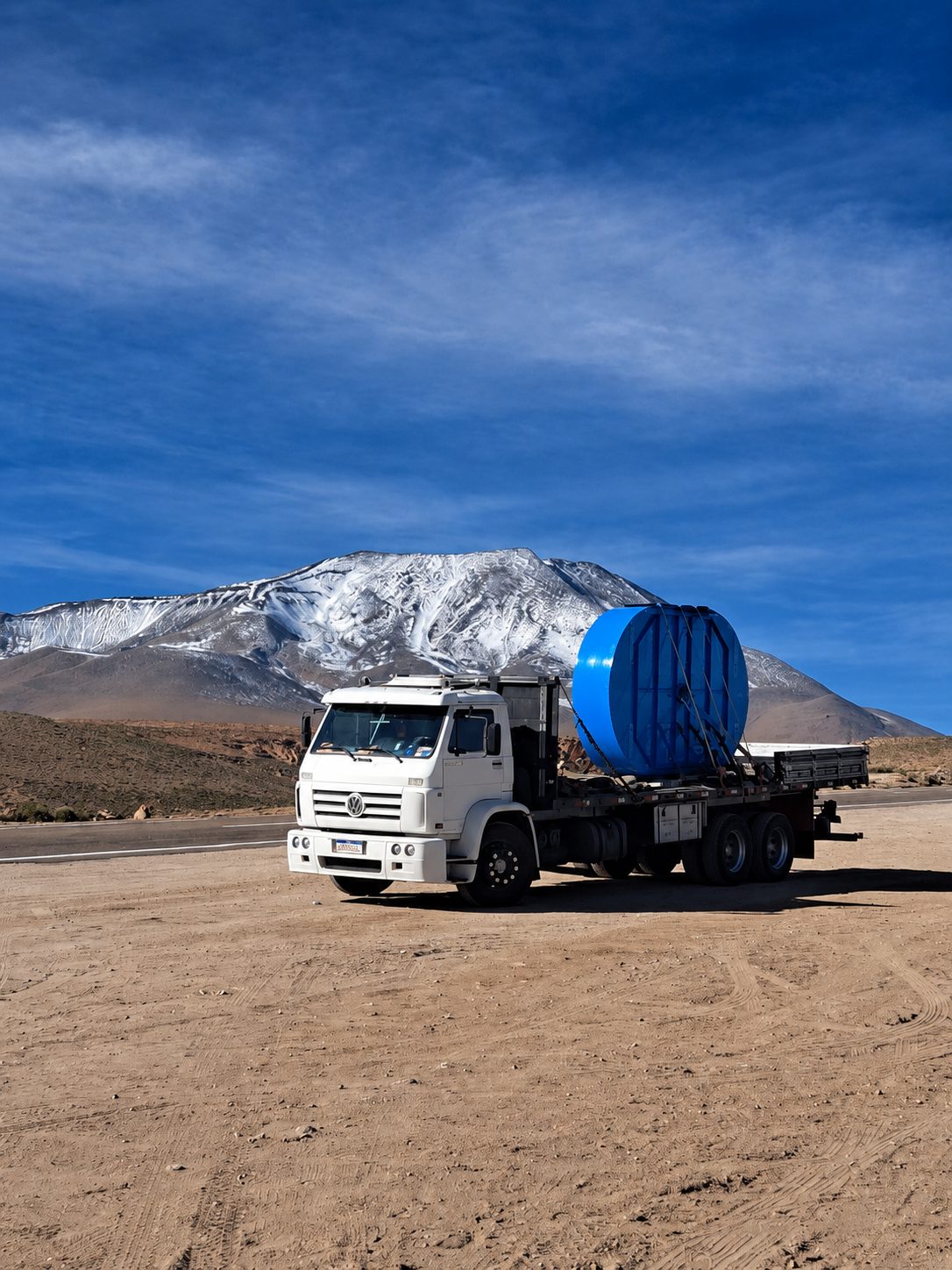 Camión de Grupo Macrofer en ruta minera